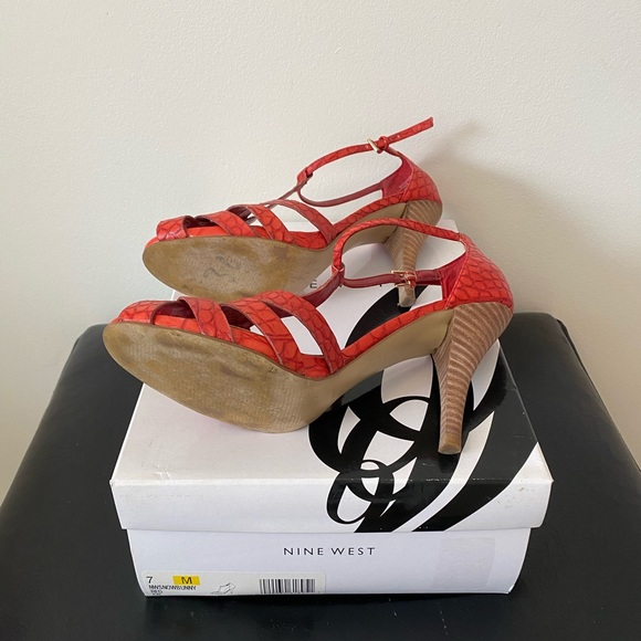 Nine West Snow Bunny Red Leather Sandal - Size 7M - Picture 5 of 6